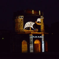 Foto Nicoloro G. 22/05/2016 Ravenna Nell' ambito della Festa dell’Accoglienza, dedicata agli ospiti tedeschi in vacanza in occasione della Pentecoste lungo tutta la Riviera Romagnola, spettacolare video Mapping 3D dal titolo ' Visioni di Eterno: Teodorico il Grande '. L' evento ha visto il Mausoleo di Teodorico ricoperto da grafiche suggestive che ne hanno esaltato le forme dando vita ad una simbiosi tra movimento ritmico delle immagini e la possente massa del monumento. nella foto un momento della performance.