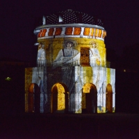 Foto Nicoloro G. 22/05/2016 Ravenna Nell' ambito della Festa dell’Accoglienza, dedicata agli ospiti tedeschi in vacanza in occasione della Pentecoste lungo tutta la Riviera Romagnola, spettacolare video Mapping 3D dal titolo ' Visioni di Eterno: Teodorico il Grande '. L' evento ha visto il Mausoleo di Teodorico ricoperto da grafiche suggestive che ne hanno esaltato le forme dando vita ad una simbiosi tra movimento ritmico delle immagini e la possente massa del monumento. nella foto un momento della performance.