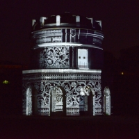 Foto Nicoloro G. 22/05/2016 Ravenna Nell' ambito della Festa dell’Accoglienza, dedicata agli ospiti tedeschi in vacanza in occasione della Pentecoste lungo tutta la Riviera Romagnola, spettacolare video Mapping 3D dal titolo ' Visioni di Eterno: Teodorico il Grande '. L' evento ha visto il Mausoleo di Teodorico ricoperto da grafiche suggestive che ne hanno esaltato le forme dando vita ad una simbiosi tra movimento ritmico delle immagini e la possente massa del monumento. nella foto un momento della performance.