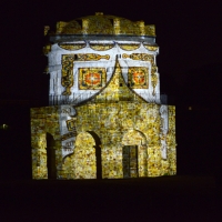 Foto Nicoloro G. 22/05/2016 Ravenna Nell' ambito della Festa dell’Accoglienza, dedicata agli ospiti tedeschi in vacanza in occasione della Pentecoste lungo tutta la Riviera Romagnola, spettacolare video Mapping 3D dal titolo ' Visioni di Eterno: Teodorico il Grande '. L' evento ha visto il Mausoleo di Teodorico ricoperto da grafiche suggestive che ne hanno esaltato le forme dando vita ad una simbiosi tra movimento ritmico delle immagini e la possente massa del monumento. nella foto un momento della performance.