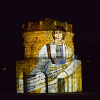 Foto Nicoloro G. 22/05/2016 Ravenna Nell\' ambito della Festa dell’Accoglienza, dedicata agli ospiti tedeschi in vacanza in occasione della Pentecoste lungo tutta la Riviera Romagnola, spettacolare video Mapping 3D dal titolo \' Visioni di Eterno: Teodorico il Grande \'. L\' evento ha visto il Mausoleo di Teodorico ricoperto da grafiche suggestive che ne hanno esaltato le forme dando vita ad una simbiosi tra movimento ritmico delle immagini e la possente massa del monumento. nella foto un momento della performance.