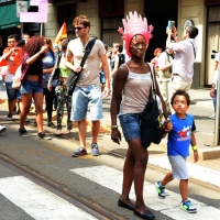 Foto Nicoloro G.   27/06/2015  Milano    Dodicesima edizione del " Milano Gay Pride " che con lo slogan " I diritti nutrono il pianeta " ha visto sfilare in corteo 100.000 partecipanti. nella foto manifestanti lungo il corteo.