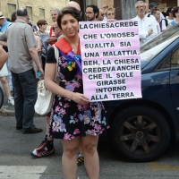 Foto Nicoloro G.   27/06/2015  Milano    Dodicesima edizione del \" Milano Gay Pride \" che con lo slogan \" I diritti nutrono il pianeta \" ha visto sfilare in corteo 100.000 partecipanti. nella foto un partecipante lungo il corteo.