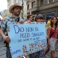 Foto Nicoloro G.   27/06/2015  Milano    Dodicesima edizione del " Milano Gay Pride " che con lo slogan " I diritti nutrono il pianeta " ha visto sfilare in corteo 100.000 partecipanti. nella foto manifestanti lungo il corteo.