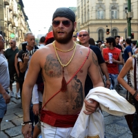 Foto Nicoloro G.   27/06/2015  Milano    Dodicesima edizione del " Milano Gay Pride " che con lo slogan " I diritti nutrono il pianeta " ha visto sfilare in corteo 100.000 partecipanti. nella foto un partecipante lungo il corteo.