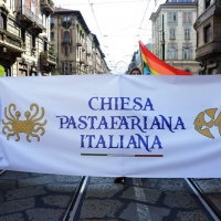 Foto Nicoloro G.   27/06/2015  Milano    Dodicesima edizione del " Milano Gay Pride " che con lo slogan " I diritti nutrono il pianeta " ha visto sfilare in corteo 100.000 partecipanti. nella foto uno striscione lungo il corteo.