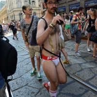 Foto Nicoloro G.   27/06/2015  Milano    Dodicesima edizione del " Milano Gay Pride " che con lo slogan " I diritti nutrono il pianeta " ha visto sfilare in corteo 100.000 partecipanti. nella foto un partecipante lungo il corteo.