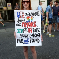 Foto Nicoloro G.    27/06/2015  Milano    Dodicesima edizione del " Milano Gay Pride " che con lo slogan " I diritti nutrono il pianeta " ha visto sfilare in corteo 100.000 partecipanti. nella foto un partecipante lungo il corteo.