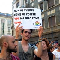 Foto Nicoloro G.   27/06/2015  Milano    Dodicesima edizione del " Milano Gay Pride " che con lo slogan " I diritti nutrono il pianeta " ha visto sfilare in corteo 100.000 partecipanti. nella foto un partecipante lungo il corteo.