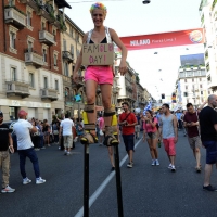 Foto Nicoloro G.   27/06/2015  Milano    Dodicesima edizione del " Milano Gay Pride " che con lo slogan " I diritti nutrono il pianeta " ha visto sfilare in corteo 100.000 partecipanti. nella foto un partecipante lungo il corteo.