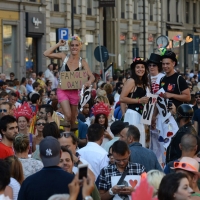 Foto Nicoloro G.    27/06/2015  Milano    Dodicesima edizione del " Milano Gay Pride " che con lo slogan " I diritti nutrono il pianeta " ha visto sfilare in corteo 100.000 partecipanti. nella foto manifestanti lungo il corteo.