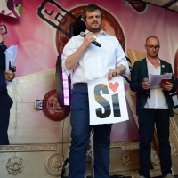 Foto Nicoloro G.  27/06/2015  Milano    Dodicesima edizione del " Milano Gay Pride " che con lo slogan " I diritti nutrono il pianeta " ha visto sfilare in corteo 100.000 partecipanti. nella foto sul palco l' assessore Pierfrancesco Majorino.