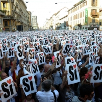Foto Nicoloro G.    27/06/2015  Milano    Dodicesima edizione del " Milano Gay Pride " che con lo slogan " I diritti nutrono il pianeta " ha visto sfilare in corteo 100.000 partecipanti. nella foto tutti all' unisono dal corteo alzano il cartello con il " SÃ¬ ".