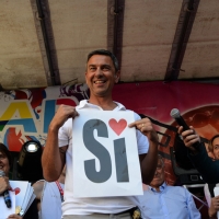 Foto Nicoloro G.   27/06/2015  Milano    Dodicesima edizione del " Milano Gay Pride " che con lo slogan " I diritti nutrono il pianeta " ha visto sfilare in corteo 100.000 partecipanti. nella foto sul palco l' ex calciatore Alessandro Costacurta.