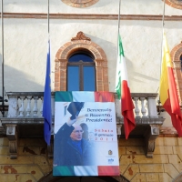 Foto Nicoloro G. 08/01/2011 Ravenna Nell' ambito delle Celebrazioni per i 150 anni dell' Unita' d' Italia visita del Capo dello Stato a Ravenna dove ha prima presenziato alla commemorazione delle figure di Benigno Zaccagnini, leader DC, e Arrigo Boldrini, capo partigiano, e dopo ha partecipato al convegno " Ravenna e l' Unita' d' Italia ". nella foto Manifesto e bandiere sul Municipio in attesa del Capo dello Stato