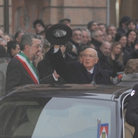 Foto Nicoloro G. 08/01/2011 Ravenna Nell\' ambito delle Celebrazioni per i 150 anni dell\' Unita\' d\' Italia visita del Capo dello Stato a Ravenna dove ha prima presenziato alla commemorazione delle figure di Benigno Zaccagnini, leader DC, e Arrigo Boldrini, capo partigiano, e dopo ha partecipato al convegno \" Ravenna e l\' Unita\' d\' Italia \". nella foto Il discorso del presidente Giorgio Napolitano saluta la folla, accanto a lui Fabrizio Matteucci