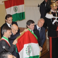 Foto Nicoloro G. 07/01/2011 Reggio Emilia Primo appuntamento ufficiale per i 150 anni dell’ Unita’ d’ Italia alla presenza del capo dello Stato. nella foto Il presidente Giorgio Napolitano consegna copia del primo tricolore al sindaco Sergio Chiamparino
