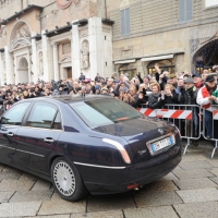 Foto Nicoloro G. 07/01/2011 Reggio Emilia Primo appuntamento ufficiale per i 150 anni dell’ Unita’ d’ Italia alla presenza del capo dello Stato. nella foto La folla applaude al passaggio dell\' auto con il presidente Giorgio Napolitano