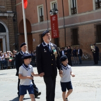 Foto Nicoloro G.  10/05/2015  Ravenna    Diciannovesimo raduno nazionale dei Marinai d' Italia. nella foto il presidente ANMI Paolo Pagnottella sfila con i due nipotini.