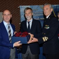 Foto Nicoloro G. 26/05/2017 Ravenna 2° Forum Nazionale sulla sicurezza nei Porti. nella foto il ministro Graziano Delrio e l' ammiraglio Giovanni Pettorino consegnano il premio ' Sicurezza del Trasporto Marittimo 2016 ' a John Gatti, capo della Corporazione dei Piloti del porto di Genova.