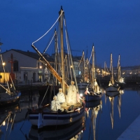 Foto Nicoloro G. 23/12/2010 Cesenatico (FC) Tradizionale presepe sulle barche, tipiche della marineria locale, ormeggiate nel porto canale di Cesenatico. nella foto Il corteo di barche