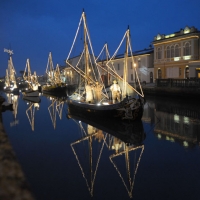 Foto Nicoloro G. 23/12/2010 Cesenatico (FC) Tradizionale presepe sulle barche, tipiche della marineria locale, ormeggiate nel porto canale di Cesenatico. nella foto Il corteo di barche