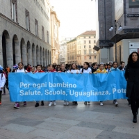 Foto Nicoloro G. 20/11/2017 Milano Nella \' Giornata internazionale dei diritti dell\' Infanzia \' un allegro e variegato corteo ha attraversato le vie del centrocitta\'. nella foto un momento lungo il corteo.