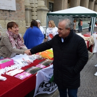 Foto Nicoloro G. 25/11/2017 Rimini In occasione della ' Giornata mondiale contro la violenza sulle donne ' un corteo si e' snodato per le vie del centro della cittadina romagnola per poi concludersi tra musica e canti nella centralissima piazza Cavour. nella foto il questore di Rimini Maurizio Improta tra i banchi delle volontarie.