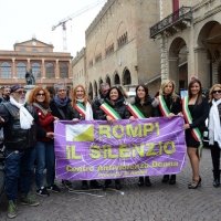 Foto Nicoloro G. 25/11/2017 Rimini In occasione della \' Giornata mondiale contro la violenza sulle donne \' un corteo si e\' snodato per le vie del centro della cittadina romagnola per poi concludersi tra musica e canti nella centralissima piazza Cavour. nella foto un gruppetto di sindache dei comuni limitrofi hanno partecipato alla manifestazione.