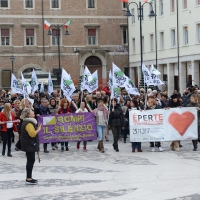 Foto Nicoloro G. 25/11/2017 Rimini In occasione della ' Giornata mondiale contro la violenza sulle donne ' un corteo si e' snodato per le vie del centro della cittadina romagnola per poi concludersi tra musica e canti nella centralissima piazza Cavour. nella foto momenti lungo il corteo.