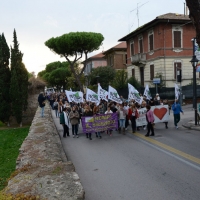 Foto Nicoloro G. 25/11/2017 Rimini In occasione della ' Giornata mondiale contro la violenza sulle donne ' un corteo si e' snodato per le vie del centro della cittadina romagnola per poi concludersi tra musica e canti nella centralissima piazza Cavour. nella foto momenti lungo il corteo.