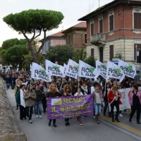 Foto Nicoloro G. 25/11/2017 Rimini In occasione della ' Giornata mondiale contro la violenza sulle donne ' un corteo si e' snodato per le vie del centro della cittadina romagnola per poi concludersi tra musica e canti nella centralissima piazza Cavour. nella foto momenti lungo il corteo.