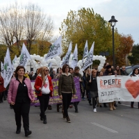 Foto Nicoloro G. 25/11/2017 Rimini In occasione della ' Giornata mondiale contro la violenza sulle donne ' un corteo si e' snodato per le vie del centro della cittadina romagnola per poi concludersi tra musica e canti nella centralissima piazza Cavour. nella foto momenti lungo il corteo.