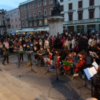 Foto Nicoloro G. 25/11/2017 Rimini In occasione della ' Giornata mondiale contro la violenza sulle donne ' un corteo si e' snodato per le vie del centro della cittadina romagnola per poi concludersi tra musica e canti nella centralissima piazza Cavour. nella foto alla fine del corteo in piazza Cavour si e' continuato tra musica e canti.