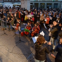 Foto Nicoloro G. 25/11/2017 Rimini In occasione della ' Giornata mondiale contro la violenza sulle donne ' un corteo si e' snodato per le vie del centro della cittadina romagnola per poi concludersi tra musica e canti nella centralissima piazza Cavour. nella foto alla fine del corteo in piazza Cavour si e' continuato tra musica e canti.