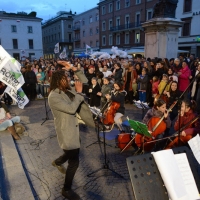 Foto Nicoloro G. 25/11/2017 Rimini In occasione della ' Giornata mondiale contro la violenza sulle donne ' un corteo si e' snodato per le vie del centro della cittadina romagnola per poi concludersi tra musica e canti nella centralissima piazza Cavour. nella foto alla fine del corteo in piazza Cavour si e' continuato tra musica e canti.