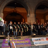 Foto Nicoloro G. 25/11/2017 Rimini In occasione della ' Giornata mondiale contro la violenza sulle donne ' un corteo si e' snodato per le vie del centro della cittadina romagnola per poi concludersi tra musica e canti nella centralissima piazza Cavour. nella foto le sindache e gli organizzatori durante il saluto a fine manifestazione.