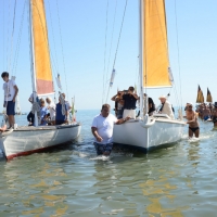 Foto Nicoloro G. 15/08/2017 Cervia (Ravenna ) 25° edizione di \' Cervia, la spiaggia ama il libro \' che chiude le manifestazioni con il tradizionale sbarco degli scrittori sulla spiaggia della cittadina romagnola. nella foto le due antiche barche che portano gli scrittori si avvicinano alla riva per consentire lo sbarco.