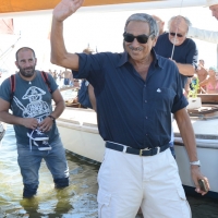 Foto Nicoloro G. 15/08/2017 Cervia (Ravenna ) 25° edizione di \' Cervia, la spiaggia ama il libro \' che chiude le manifestazioni con il tradizionale sbarco degli scrittori sulla spiaggia della cittadina romagnola. nella foto Marino Bartoletti, presente con il libro \' Bar Toletti. Cosi\' ho sfidato Facebook \'.