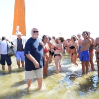 Foto Nicoloro G. 15/08/2017 Cervia (Ravenna ) 25° edizione di \' Cervia, la spiaggia ama il libro \' che chiude le manifestazioni con il tradizionale sbarco degli scrittori sulla spiaggia della cittadina romagnola. nella foto il giornalista sportivo Italo Cucci presente con il libro \' Il capanno sul porto \'.