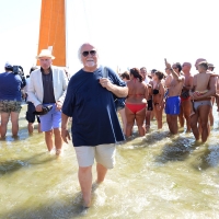 Foto Nicoloro G. 15/08/2017 Cervia (Ravenna ) 25° edizione di \' Cervia, la spiaggia ama il libro \' che chiude le manifestazioni con il tradizionale sbarco degli scrittori sulla spiaggia della cittadina romagnola. nella foto il giornalista sportivo Italo Cucci presente con il libro \' Il capanno sul porto \'.
