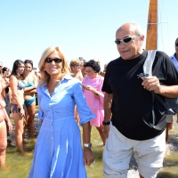 Foto Nicoloro G. 15/08/2017 Cervia (Ravenna ) 25° edizione di ' Cervia, la spiaggia ama il libro ' che chiude le manifestazioni con il tradizionale sbarco degli scrittori sulla spiaggia della cittadina romagnola. nella foto la scrittrice Alessandra Appiano, presente con il libro ' Ti meriti un amore ', e il vicedirettore de Il resto del Carlino Beppe Boni.