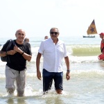 Foto Nicoloro G.   15/08/2019  Cervia ( Ra )   27° edizione di ' Cervia, la spiaggia ama il libro ' con il tradizionale sbarco degli scrittori dalle imbarcazioni storiche. nella foto il condirettore de ' Il Resto del Carlino ' Beppe Boni, a sinistra, e Marino Bartoletti appena sbarcati.