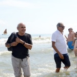 Foto Nicoloro G.   15/08/2019  Cervia ( Ra )   27° edizione di ' Cervia, la spiaggia ama il libro ' con il tradizionale sbarco degli scrittori dalle imbarcazioni storiche. nella foto il condirettore de ' Il Resto del Carlino ' Beppe Boni, a sinistra, e Marino Bartoletti appena sbarcati.