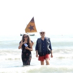 Foto Nicoloro G.   15/08/2019  Cervia ( Ra )   27° edizione di ' Cervia, la spiaggia ama il libro ' con il tradizionale sbarco degli scrittori dalle imbarcazioni storiche. nella foto la fumettista e scrittrice Paola Barbato e l' attore Ivano Marescotti appena sbarcati.