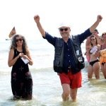 Foto Nicoloro G.   15/08/2019  Cervia ( Ra )   27° edizione di ' Cervia, la spiaggia ama il libro ' con il tradizionale sbarco degli scrittori dalle imbarcazioni storiche. nella foto la fumettista e scrittrice Paola Barbato e l' attore Ivano Marescotti appena sbarcati.