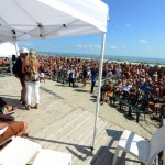 Foto Nicoloro G.   15/08/2019  Cervia ( Ra )   27° edizione di ' Cervia, la spiaggia ama il libro ' con il tradizionale sbarco degli scrittori dalle imbarcazioni storiche. nella foto una panoramica sul pubblico di bagnanti che assiste all' evento.