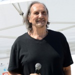 Foto Nicoloro G.   15/08/2019  Cervia ( Ra )   27° edizione di ' Cervia, la spiaggia ama il libro ' con il tradizionale sbarco degli scrittori dalle imbarcazioni storiche. nella foto il cantautore Andrea Mingardi.