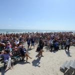 Foto Nicoloro G.   15/08/2019  Cervia ( Ra )   27° edizione di ' Cervia, la spiaggia ama il libro ' con il tradizionale sbarco degli scrittori dalle imbarcazioni storiche. nella foto una panoramica del pubblico di bagnanti che assiste all' evento.