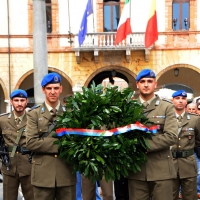 Foto Nicoloro G. 27/05/2012 Ravenna Si e’ svolto nella città romagnola il 31° Raduno Nazionale dei Fanti d’ Italia con la partecipazione del ministro della Difesa l’ ammiraglio Gianpaolo Di Paola. nella foto Corona di alloro per i caduti